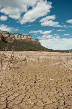 Estado de sequ&iacute;a y falta de agua del Pantano de Sau en Catalu&ntilde;a, Espa&ntilde;a