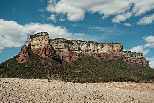 Estado de sequ&iacute;a y falta de agua del Pantano de Sau en Catalu&ntilde;a, Espa&ntilde;a