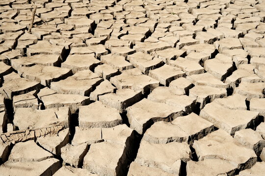 Estado de sequ&iacute;a y falta de agua del Pantano de Sau en Catalu&ntilde;a, Espa&ntilde;a