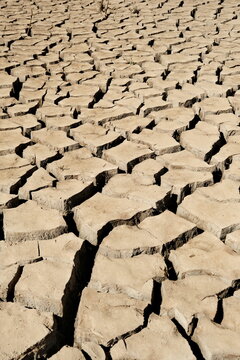 Estado de sequ&iacute;a y falta de agua del Pantano de Sau en Catalu&ntilde;a, Espa&ntilde;a