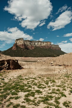 Estado de sequ&iacute;a y falta de agua del Pantano de Sau en Catalu&ntilde;a, Espa&ntilde;a