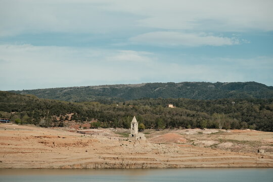 Estado de sequ&iacute;a y falta de agua del Pantano de Sau en Catalu&ntilde;a, Espa&ntilde;a