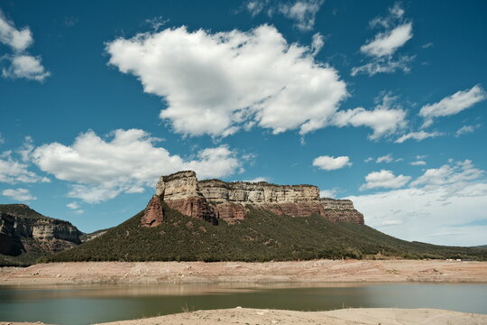 Estado de sequ&iacute;a y falta de agua del Pantano de Sau en Catalu&ntilde;a, Espa&ntilde;a