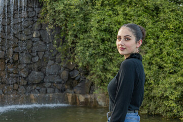 mujer joven en un parque