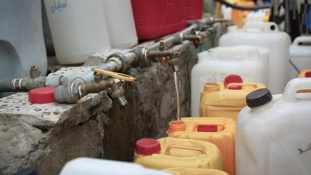 A suffocating water crisis in the Yemeni city of Taiz due to the ongoing war	
