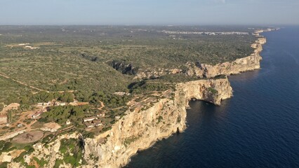 survol aérien des plages et hôtels resort club et eaux turquoises de Son Bou à Minorque dans les iles baléares en Espagne