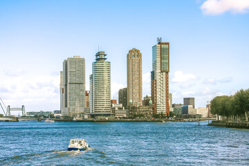 Skylyne von Rotterdam, bei einer Hafenrundfahrt von der Neuen Maas aus fotografiert. Rotterdam ist...