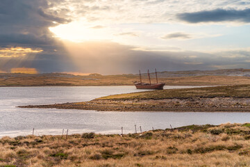 Ein altes Walfänger Wrack in Whalebone Cove vor Stanley auf den Falklandinseln. Stanley im...