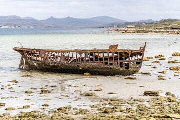 Ein altes Walfänger Wrack in Whalebone Cove vor Stanley auf den Falklandinseln. Stanley im...