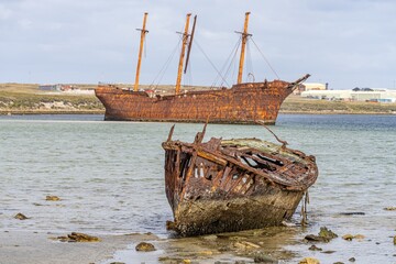 Ein altes Walfänger Wrack in Whalebone Cove vor Stanley auf den Falklandinseln. Stanley im...