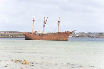 Ein altes Walfänger Wrack in Whalebone Cove vor Stanley auf den Falklandinseln. Stanley im...