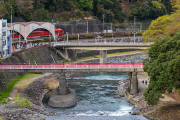 箱根湯本駅の前を流れる川
