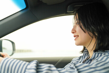 沖縄旅行でレンタカーを運転する女性１