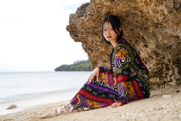 沖縄のビーチでリフレッシュする女性２