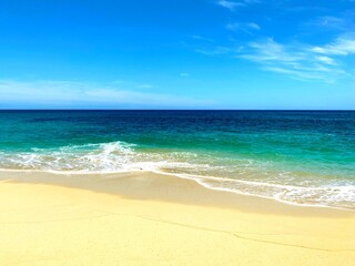 Fototapeta premium Pacific Ocean meets the sand on the westside of Oahu Hawaii