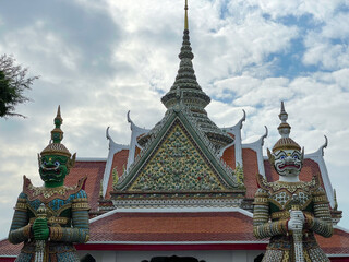 Fototapeta premium Wat Arun that Thai temple is famous landmark at Bangkok ,Thailand.