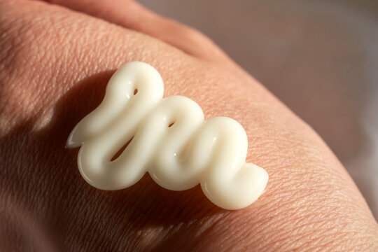 Photo of the texture of a moisturizing cream on the hand.