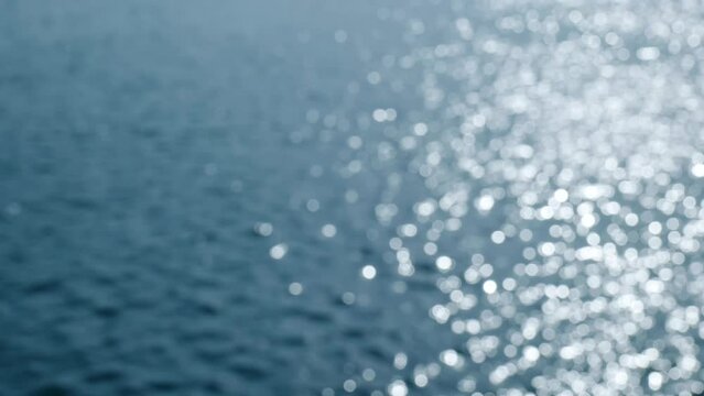 キラキラと太陽の光を受けて輝く海の海面、波　夏・夏休み・旅行・アウトドア・海水浴のイメージ