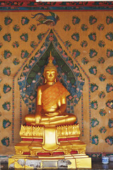 Obraz premium golden buddha statue,Southeast Asian traditional temple 