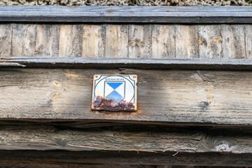 altes Schild Kennzeichnung Denkmal
