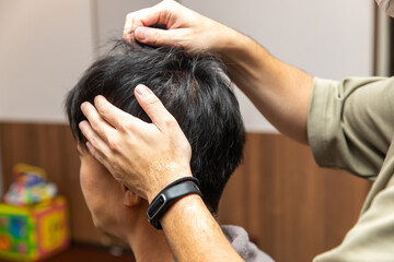 hairdresser cutting hair 美容師が男性のヘアーセットをしている