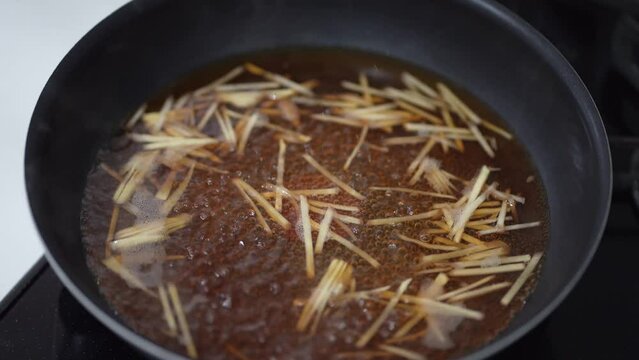 	魚の煮付けの調味料を煮立たせる様子