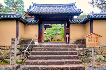 京都、大徳寺三玄院の門前