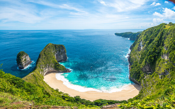 amazing view of kelingking beach in nusa penida, indonesia