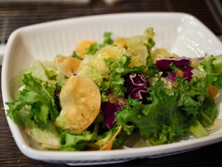 신선한 채소 샐러드와 소스