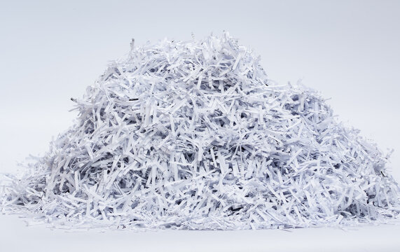 Stos zniszczonych dokumentów firmowych rozdrobnionych w niszczarce do papiery 