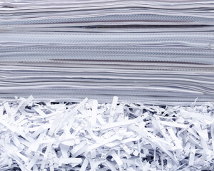 Ścinki papieru z niszczarki leżące pod stertą dokumentów - obrazy, fototapety, plakaty
