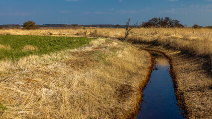 ein Wassergraben auf einem Feld