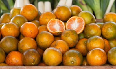 Fototapeta na wymiar oranges in basket in market