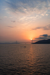 明石海峡大橋と美しい朝焼け