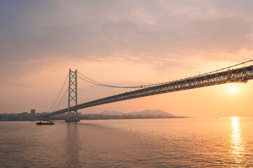 Fototapeta na wymiar 明石海峡大橋と美しい朝焼け