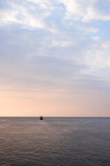 Fototapeta premium 水平線と綺麗な朝焼けの空