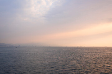 水平線と綺麗な朝焼けの空