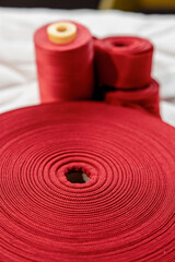 bobine di tessuto di colore rosso 