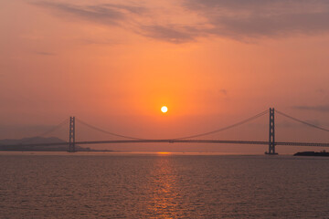 Fototapeta na wymiar 明石海峡大橋と美しい朝焼け
