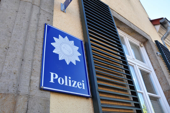 Polizeischild der Nieders&auml;chsischen Polizei: wei&szlig;e Aufschrift und Stern auf blauen Hintergrund als Hinweis an der Hauswand einer Station 