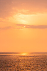 Fototapeta premium 水平線から昇る朝日