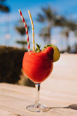 Un daiquiri de fresa es un delicioso cóctel hecho con ron, jugo de limón, azúcar y fresas...