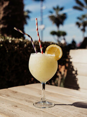 Piña Colada es un cóctel tropical que normalmente se prepara con ron, crema de coco y jugo de...