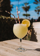 Piña Colada es un cóctel tropical que normalmente se prepara con ron, crema de coco y jugo de...