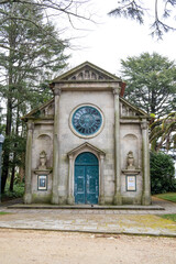 Capilla de Carlos Alberto de Cerdeña / Capilla de São Carlos Borromeo en los jardines del Palacio de Cristal en Oporto, Portugal.