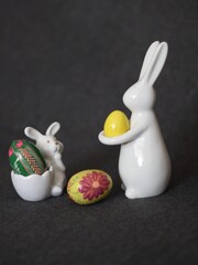 zajączki Wielkanocne, z kolorowymi jajkami na ciemnym tle © Zdzisław60