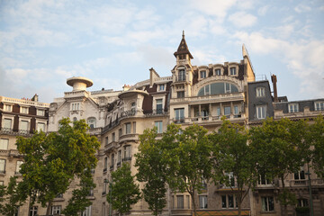 Fototapeta na wymiar Typical apartment buildings in Paris, France.