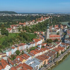 Ausblick auf Burghausen und seine weltbeaknnte Burganlage aus der Luft