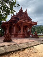 Fototapeta premium Red temple, Tree in the rocks and the beach, Koh Samui, Nakhon Si Thammarat, Thailand