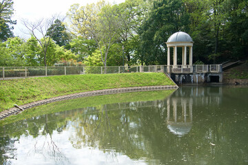 池の近くのガゼボ